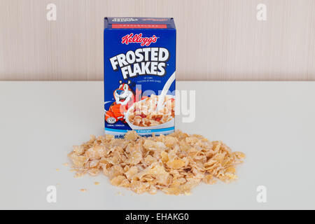 Eine lustige Größe Feld von Kelloggs bereifte Flocken Getreide. Kanadische Verpackung gezeigt. Stockfoto