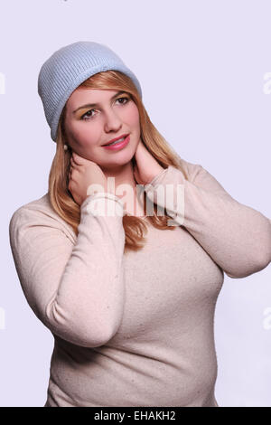 Porträt von eine mollige junge blonde Frau mit Hut Stockfoto