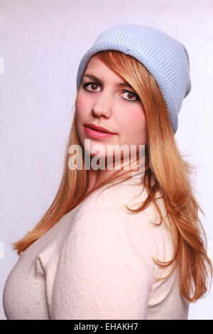 Porträt von eine mollige junge blonde Frau mit Hut Stockfoto