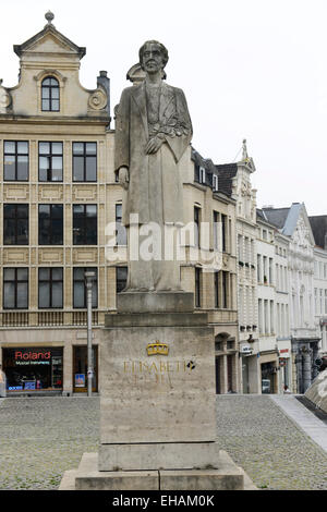 Eine Statue von Elisabeth von Bayern, Königin von Belgien (1876-1965) am Fuße des Mont des Arts im Zentrum von Brüssel, Belgien. Stockfoto