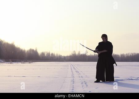 Japanischer Ninja Winter Porträt Stockfoto