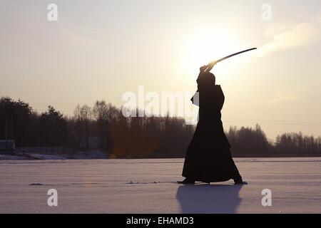 Schwarze orientalische Martial-Arts-Krieger-Winter-training Stockfoto