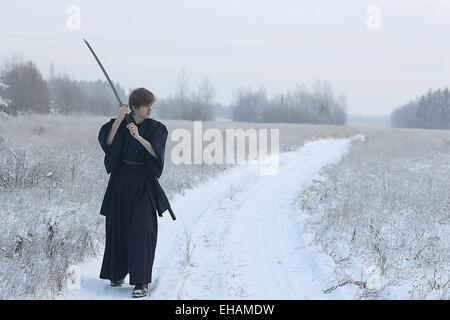 Schwarze orientalische Martial-Arts-Krieger-Winter-training Stockfoto