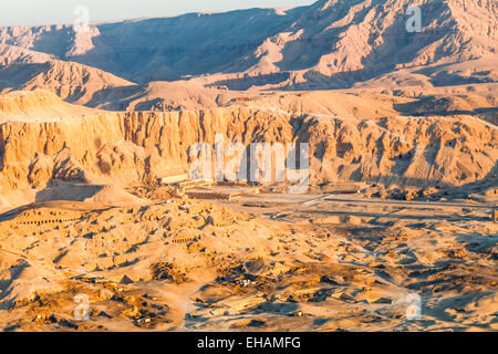 Luftaufnahme des Tempel des Pharao Hatshepsut im Tal des Königs, Luxor, Ägypten Stockfoto