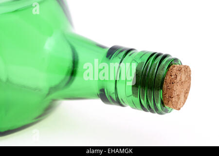 grüne Glasflasche auf weißem Hintergrund Stockfoto