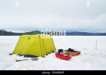 Eine gelbe Zelt im Winter Stockfoto