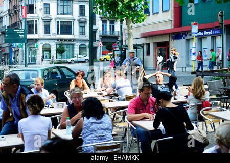 Outdoor-Caffe sind im Sommer sehr beliebt in Brüssel. Stockfoto