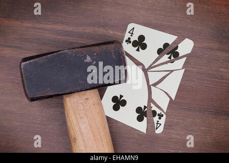 Hammer mit einer gebrochenen Karte, Vintage-Look, vier Vereine Stockfoto