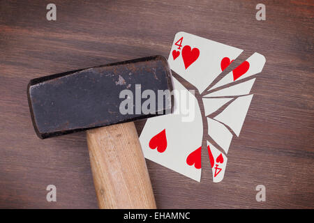 Hammer mit einer gebrochenen Karte, Vintage-Look, vier Herzen Stockfoto