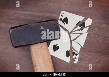 Hammer mit einer gebrochenen Karte, Vintage-Look, vier Pik Stockfoto