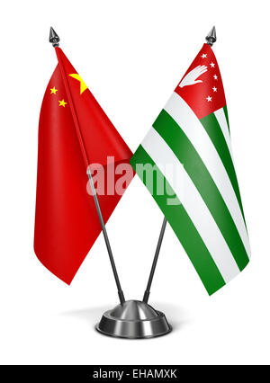 China und Abchasien - Miniatur-Flags, Isolated on White Background. Stockfoto