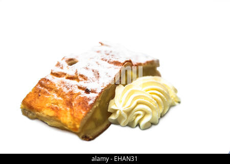 Stück Apfelstrudel mit Sahne auf weißem Hintergrund Stockfoto