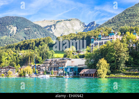 Blick auf das Dorf am Wolfgangsee See in Österreich Stockfoto