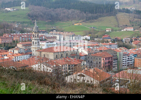 Luftaufnahme der Kirche Santa Maria La Real und Azkoitia Dorf, Gipuzkoa, Baskenland Stockfoto