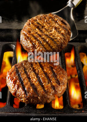 Beef Burger, Hamburger, gekocht wird auf einem offenen Grill über heiße brennende Kohlen Stockfoto