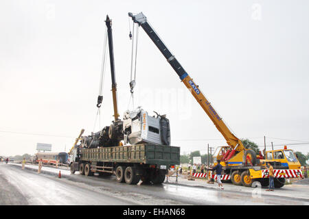 Quang Tri Provinz, Vietnam. 11. März 2015. Foto aufgenommen am 11. März 2015 zeigt den Standort von einem Unfall zwischen einem Zug und LKW in Quang Tri Provinz, Vietnam. Ein schweren Verkehrsunfall passiert zwischen Süd-gebundenen Personenzug und LKW am Dienstag Abend. Die Kollision verursachte die Trennung von Zug Fahrerhaus und der Rest, hat den Lokführer das Leben gekostet und vier weitere wurden verletzt, darunter der LKW-Fahrer. Bildnachweis: VNA/Xinhua/Alamy Live-Nachrichten Stockfoto