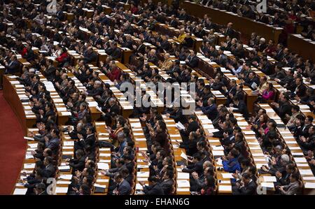 (150311)--Peking, 11. März 2015 (Xinhua)--die vierte Plenarsitzung der dritten Sitzung des 12. Nationalkomitees der chinesischen politischen Beratenden Konferenz (CPPCC) ist in der großen Halle des Volkes in Peking, Hauptstadt von China, 11. März 2015 statt. (Xinhua/Cai Yang) (Yxb) Stockfoto