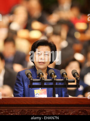 (150311)--Peking, 11. März 2015 (Xinhua)--Liu Chuansheng, ein Mitglied des 12. Nationalkomitees der chinesischen politischen Beratenden Konferenz (CPPCC), hält eine Rede auf der vierten Plenarsitzung der dritten Sitzung des 12. Nationalkomitees der PKKCV in der großen Halle des Volkes in Peking, Hauptstadt von China, 11. März 2015. (Xinhua/Yao Dawei) (Yxb) Stockfoto