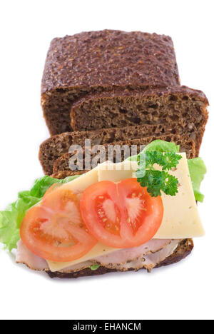 Roggenbrot mit Käse und Schinken, Tomate, Salat und Petersilie. Stockfoto