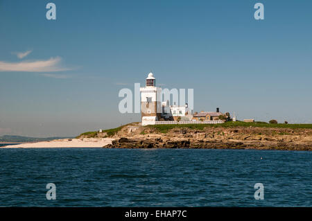 Der Leuchtturm und Strand Coquet Insel Vogel Reserve gesehen von direkt vor der Küste, schlendern Northumberland. Juni. Stockfoto