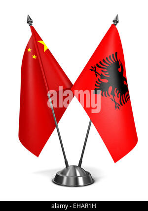 China und Albanien - Miniatur-Flags, Isolated on White Background. Stockfoto
