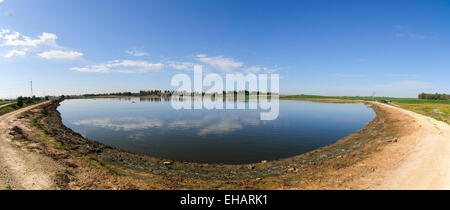 Abwasser-Aufbereitungsanlage. Das aufbereitete Wasser wird dann für die Bewässerung und landwirtschaftliche Nutzung verwendet. In der Nähe von Hadera, Kolombien fotografiert Stockfoto