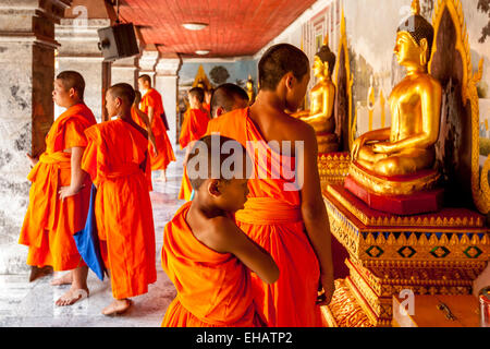 Junge buddhistische Mönche, Wat Prathat Doi Suthep, Chiang Mai, Thailand Stockfoto