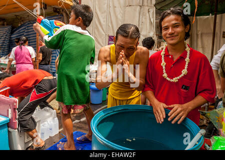 Einheimische, die Teilnahme an den Songkran wasserfest, Bangkok, Thailand Stockfoto