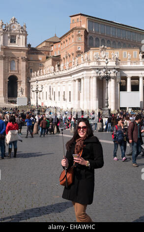 Junge Frau nehmen Selfie. St. Peter Basilika. Rom, Roma, Italy, Italia, italienische Reise, Vatikanstadt Stockfoto