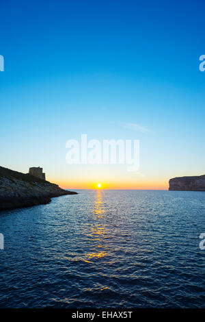 Mittelmeer Europa, Malta, Insel Gozo, resort Stadt Xlendi, Torri ta'Xlendi 17. Jahrhundert Wachturm bei Sonnenuntergang Stockfoto