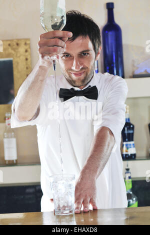 pro Mixer bereiten Cocktail Drink auf party Stockfoto