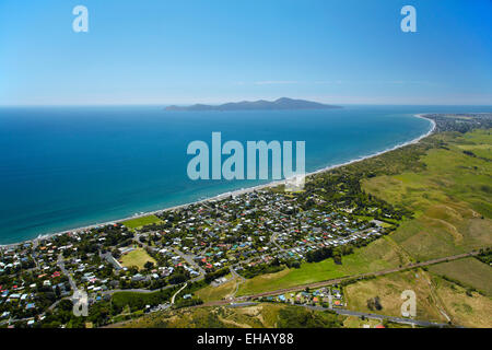 Paekakariki und Kapiti Island, Kapiti Küste, nördlich von Wellington, Nordinsel, Neuseeland - Antenne Stockfoto