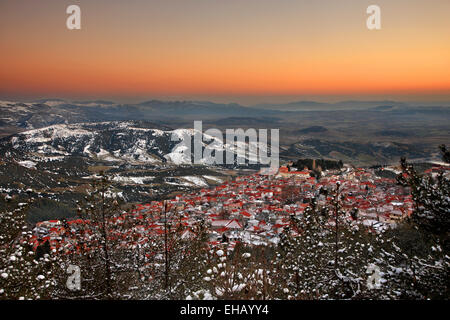 Livadi Dorf nach Sonnenuntergang, Gemeinde von Elassona, Larisa, Thessalien, Griechenland. Stockfoto