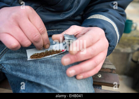 Ein Mann, der einen Joint mit Happy Joker, Legal High Stockfoto