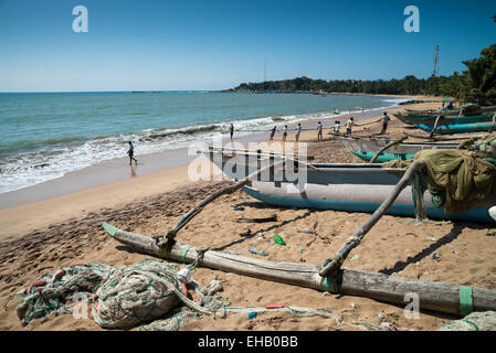 Fischer ziehen ihre Netze auf einem Strand, Tangalle, Sri Lanka, Asien Stockfoto