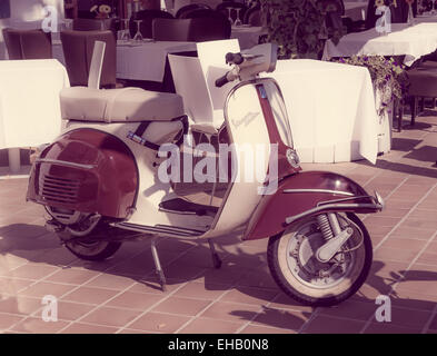 PUERTO ALCUDIA, Mallorca, Spanien - 15. Juli 2014: Restaurant Vespa. Schöne Vintage Vespa auf dem Display in einem Restaurant am 15. Juli, Stockfoto