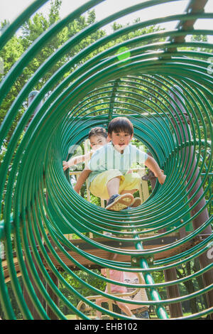 Japanische Kinder spielen im park Stockfoto