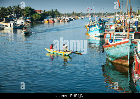 Hafen von traditionellen bunten Fischerbooten in Negombo, Sri Lanka, Asien Stockfoto