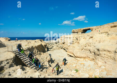 Mittelmeer Europa, Malta, Insel Gozo, Dwerja Bay, The Azure Window natürlichen Bogen, Taucher im Blue Hole Stockfoto