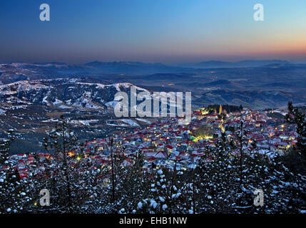 Livadi-Dorf in der "blauen" Stunde, Gemeinde von Elassona, Larisa, Thessalien, Griechenland. Stockfoto