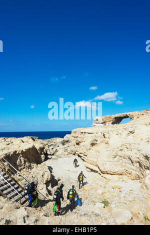 Mittelmeer Europa, Malta, Insel Gozo, Dwerja Bay, The Azure Window natürlichen Bogen, Taucher im Blue Hole Stockfoto