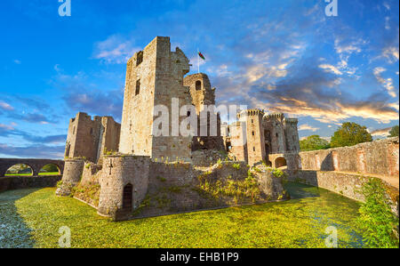 Ruinen der mittelalterlichen Burg Raglan (Walisisch: Castell Rhaglan) Monmothshire, Wales. Stockfoto