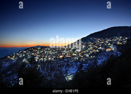 Livadi-Dorf in der "blauen" Stunde, Gemeinde von Elassona, Larisa, Thessalien, Griechenland. Stockfoto