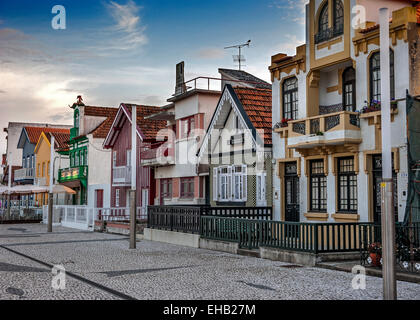 Costa Nova do Prado (Portugal), die berühmte Heimat Postkartenmotiv mit ihrer Häuser mit bunten Streifen aus original Holzhaus abgeleitet Stockfoto