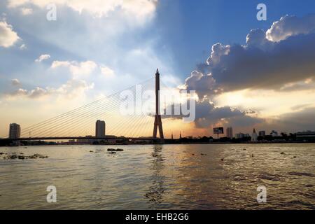 Rama VIII Hängebrücke zwischen der alten Stadt Phra Nakhon und Thonburi über den Fluss Chao Phraya bei Sonnenuntergang, Bangkok, Thailan Stockfoto