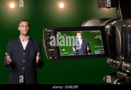 TV-Moderatorin in einem green-Screen TV Studio, gesehen durch das LCD-Display einer Digitalkamera. Selektiven Fokus. Stockfoto