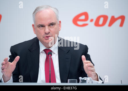 Düsseldorf, Deutschland. 11. März 2015. Der CEO der deutschen Energiekonzern E.ON SE, Johannes Teyssen, spricht während des Unternehmens Bilanzpressekonferenz in Düsseldorf, 11. März 2015. Bildnachweis: Dpa picture Alliance/Alamy Live News Stockfoto