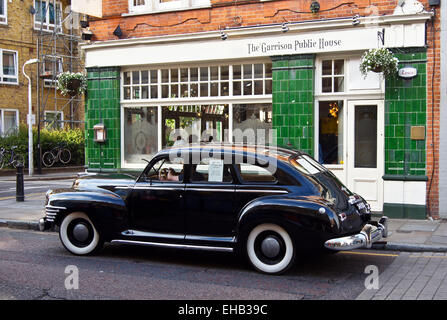 Schwarz-1942 Chrysler Royal Fluid Drive Limousine vor der Garnison Pub, Bermondsey Street, London, England Stockfoto