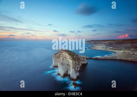 Mittelmeer Europa, Malta, Insel Gozo, Dwerja Bay, Fungus Rock und The Azure Window naturale Stockfoto