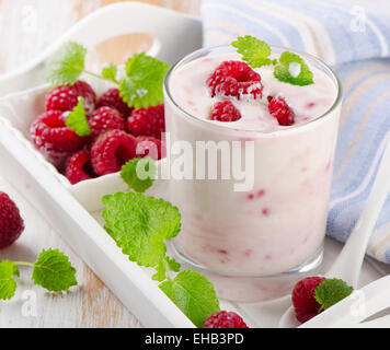 Frische Himbeeren Joghurt im Glas. Selektiven Fokus Stockfoto